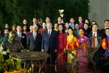 苏林总书记和夫人以及越南高级代表团在大使馆合影留念。