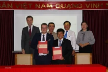 越南新闻工作者协会副主席陈仲勇（右）和白俄罗斯记者协会理事会主席安德烈·克里瓦舍耶（左）见证双方新闻领域合作谅解备忘录签字仪式。（图片来源：越通社）