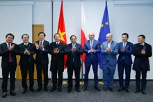 越南政府总理范明正一行与波兰国家网络安全中心领导合影。（图片来源：VGP）