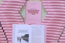 《新形势下越南社会主义国家建设和捍卫事业中的军事路线和国防战略若干问题》一书。（图片来源：越通社）