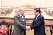 胡志明市人民委员会主席潘文买会见日越议员友好联盟特别顾问武部勤。（图片来源：越通社）