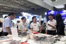 观众参观专题展。（图片来源：越通社）