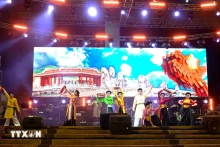 河内丽玉剧场艺术团凭借“饭鼓”演出节目给国际友人留下深刻印象。（图片来源：越通社）