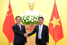 越南工贸部部长阮鸿延与云南省委书记王宁握手。（图片来源：工贸部）