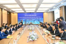 国会主席王廷惠一行探望莲荷泰工业园区。