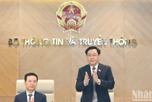 越南国会主席王廷惠同通信传媒部举行工作会议【组图】
