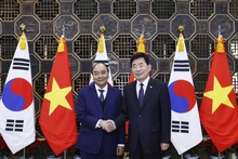 越南国家主席阮春福同韩国国会议长金振杓合影。（图片来源：越通社） 