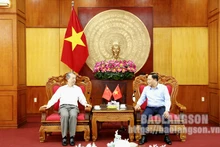 谅山省人民委员会主席胡进绍会见中华人民共和国驻越南特命全权大使熊波。（图片来源：谅山报）