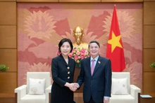 越南国会副主席阮德海会见韩国驻越特命全权大使吴英珠。（图片来源：国会官网）