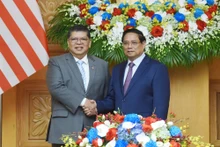 越南政府总理范明正会见马来西亚国会下议院议长佐哈里。（图片来源：越通社）