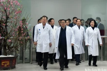 越南政府总理范明正走访河内部分医院，向医院干部、医务人员和病人拜年【组图】