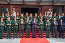 越南国家主席梁强探望特工部队【组图】