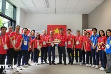 越南驻法国大使看望越南体育代表团。（图片来源：越通社）