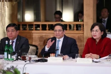 范明正总理在座谈会上发表讲话。