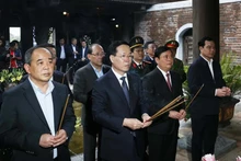 越南国家主席武文赏在金莲国家级特殊遗迹区进香缅怀胡志明主席。