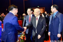 阮富仲总书记和与会代表。