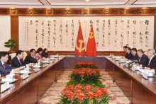 越共中央内政部部长潘廷镯会见中共中央纪律检查委员会书记李希。（图片来源：越通社）