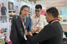 越南代表向印度游客介绍越南产品。（图片来源：越通社）