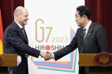 德国总理奥拉夫·舒尔茨与日本首相岸田文雄握手。（图片来源：共同社/越通社）