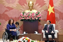 越南国会副主席陈光方会见美国联邦参议员谭美·达克沃斯。（图片来源：越通社）