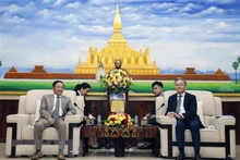 越南驻老挝大使阮伯雄会见老挝人民革命党中央对外部部长通沙万·丰威汉。