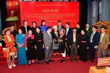 宣光省领导会见少数民族同胞中的有威信者。