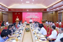 越共中央政治局委员、中央书记处书记、中央宣教部部长、对外新闻宣传工作指导委员会主任阮重义主持会议。（图片来源：越通社）
