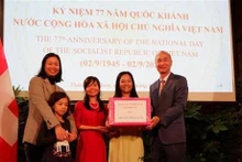 越南向瑞士越南人协会颁发奖状