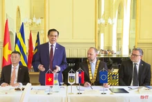 越南河静省人民委员会主席武仲海在会上发表讲话。（图片来源：河静报）