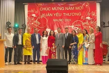 旅居瑞典越南人喜气洋洋迎来“爱之春”。