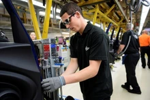 英国一家汽车工厂的工人。（图片来源：路透社）