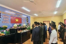代表们在援柬越南志愿军遗骸存放和祭拜堂上香。（图片来源：越通社 ）