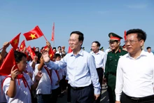 越南国家主席武文赏走访慰问广宁省姑苏岛县军民。