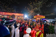 数千游客冒雨彻夜参加陈祠开印仪式【组图】