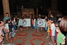 儿童们在夜间旅游线路“古鼓之声”期间参加游戏。