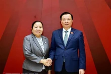 河内市委书记丁进勇与老挝人民革命党中央组织部部长西赛•乐迪蒙颂。（图片来源：越通社）
