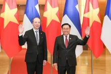 越南国会主席王廷惠同芬兰议会议长尤西·哈拉阿霍合影。