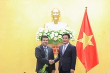 越南工贸部部长阮鸿延会见智利驻越特命全权大使塞尔吉奥•纳雷亚。