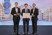 越南乳制品股份公司研究与发展总监阮国庆接受世界品质评鉴大会的金奖。