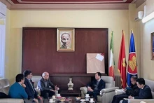 越南驻意大利大使杨海兴会见意大利共产党全国书记毛罗·阿尔博雷西。（图片来源：越通社）