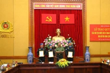 苏林大将受国家主席委托向3名军官授予执行联合国维和任务的决定书。