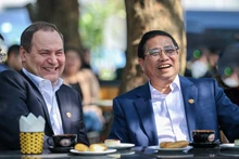 越南政府总理范明正同白俄罗斯总理罗曼•戈洛夫琴科品尝越南咖啡。