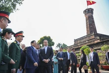 越南政府总理范明正同白俄罗斯总理参观河内旗台。（图片来源：VGP）