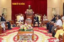 岘港市市委书记阮文广会见美国驻胡志明市总领事苏珊·伯恩斯。（图片来源：越通社）