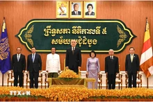 柬埔寨国王诺罗敦·西哈莫尼（中）主持柬埔寨第五届参议院第一次会议开幕式。（图片来源：越通社）