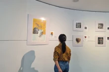 游客参观画展。