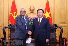 越共中央政治局委员、胡志明国家政治学院院长、中央理论委员会主任阮春胜会见亚洲开发银行驻越首席代表尚塔努•查克拉博蒂。（图片来源：越通社）