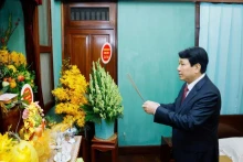 越南国家主席梁强春节首日敬香缅怀胡志明主席。（图片来源：越通社）