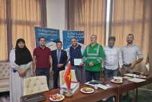 越南驻阿尔及利亚大使与阿尔及利亚比斯克拉省工商会代表合影。（图片来源：越通社）