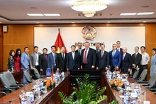 双方代表合影。